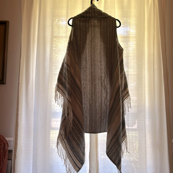 Women’s long sweater vest. - Picture 2 of 3